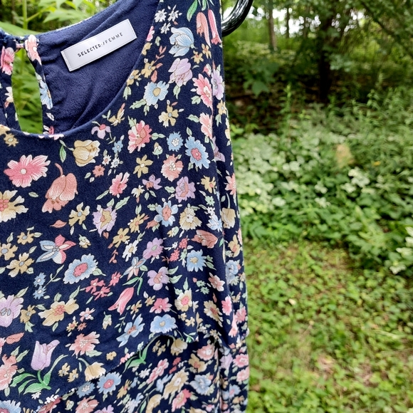 Two-Piece Floral Co-ord Set Floral Top & Shorts - Picture 4 of 11